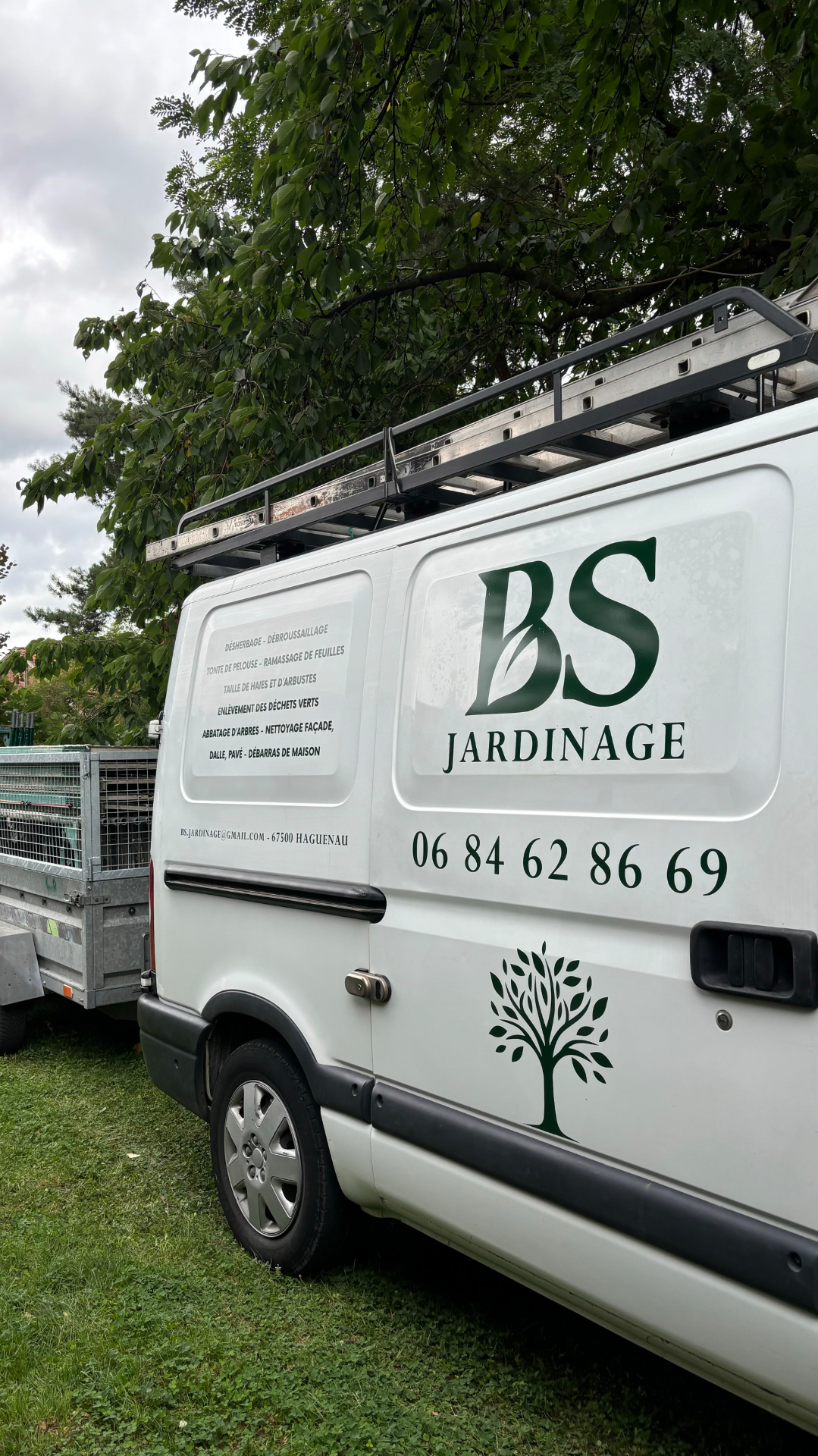 Camionnette BS Jardinage prête pour intervention à Haguenau