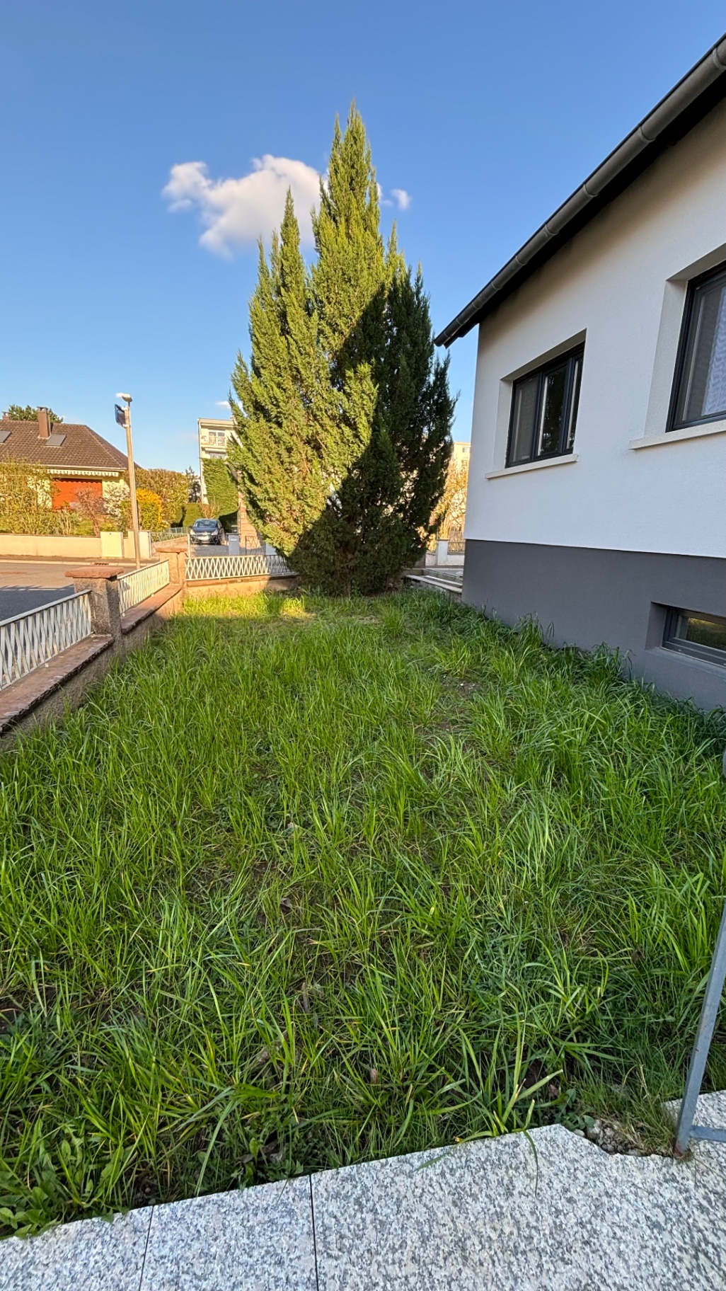 Remise en état d'un espace avant maison avant intervention