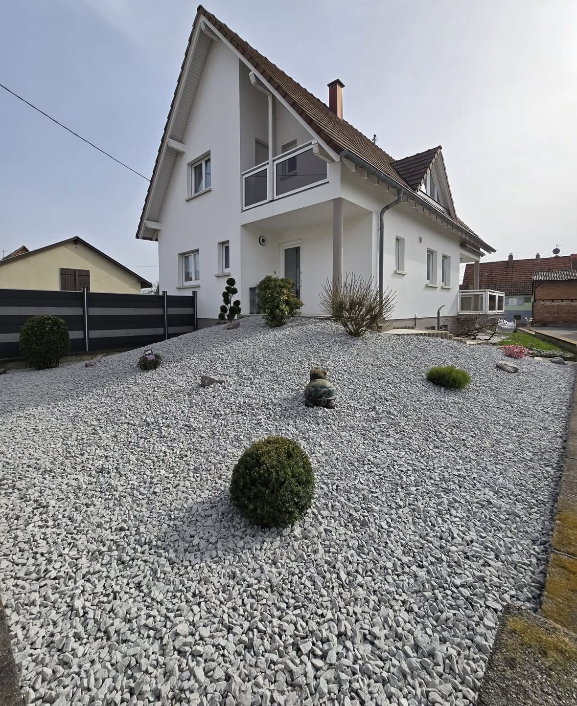 Aménagement minéral d'un jardin de façade après intervention