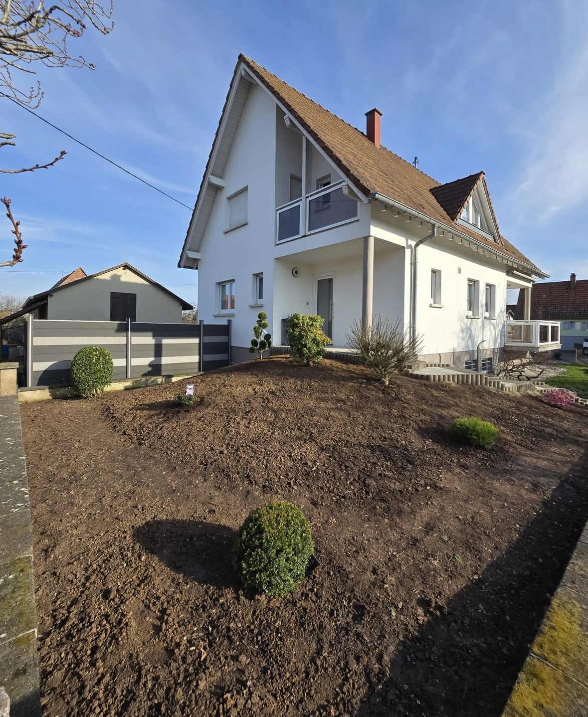 Aménagement minéral d'un jardin de façade avant intervention